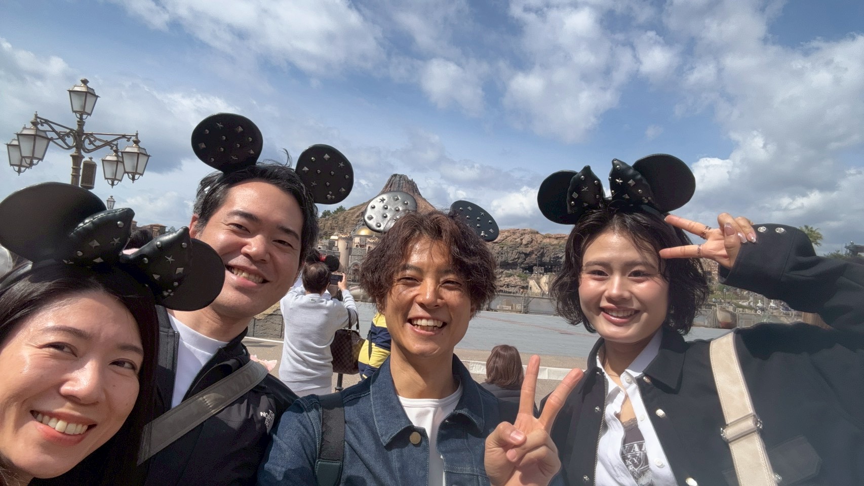 火山の前で集合写真