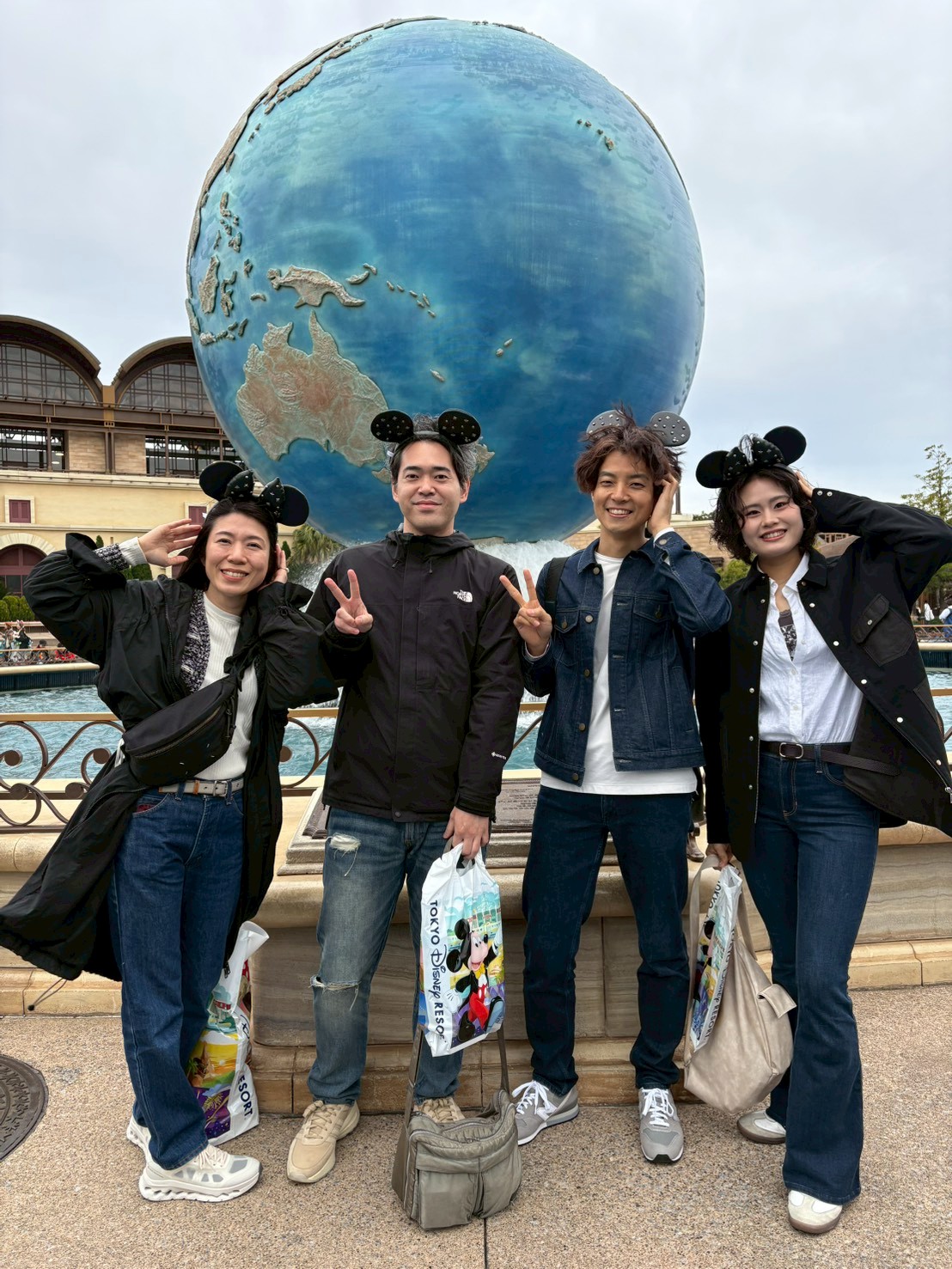 地球儀の前で集合写真